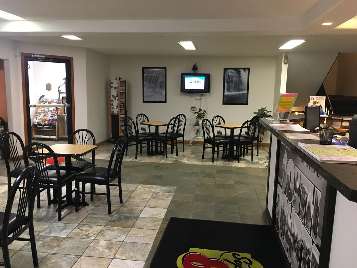 מלון סו פולס Super 8 By Wyndham Airport I90 מראה חיצוני תמונה