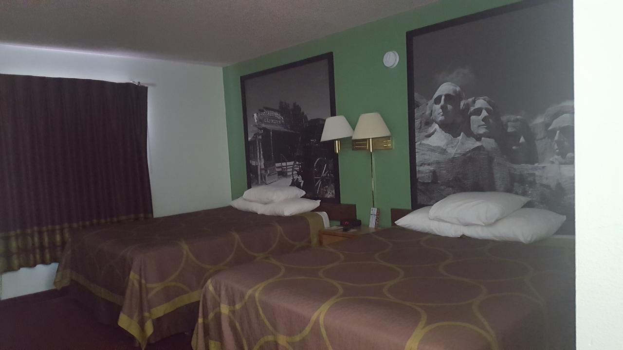 מלון סו פולס Super 8 By Wyndham Airport I90 מראה חיצוני תמונה