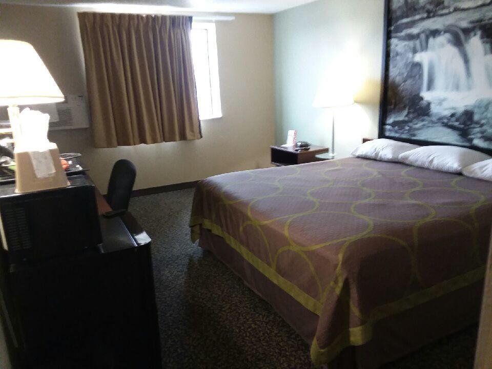 מלון סו פולס Super 8 By Wyndham Airport I90 מראה חיצוני תמונה